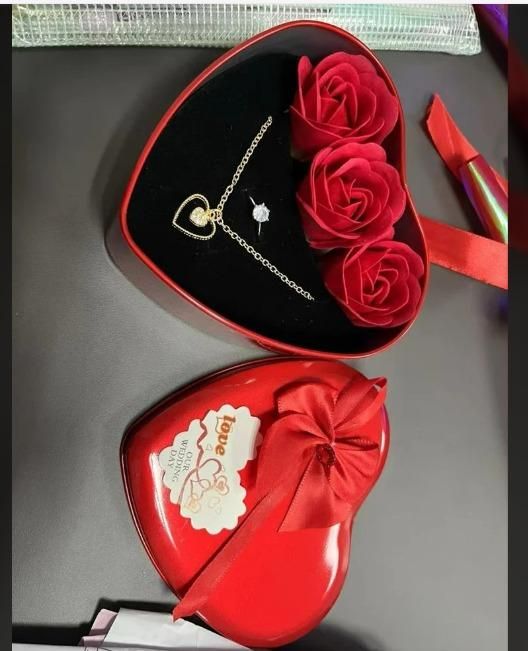 💝 Sparkling Love Heart Gift Box with Necklace & Artificial Roses – Romantic Jewellery Gift for Women